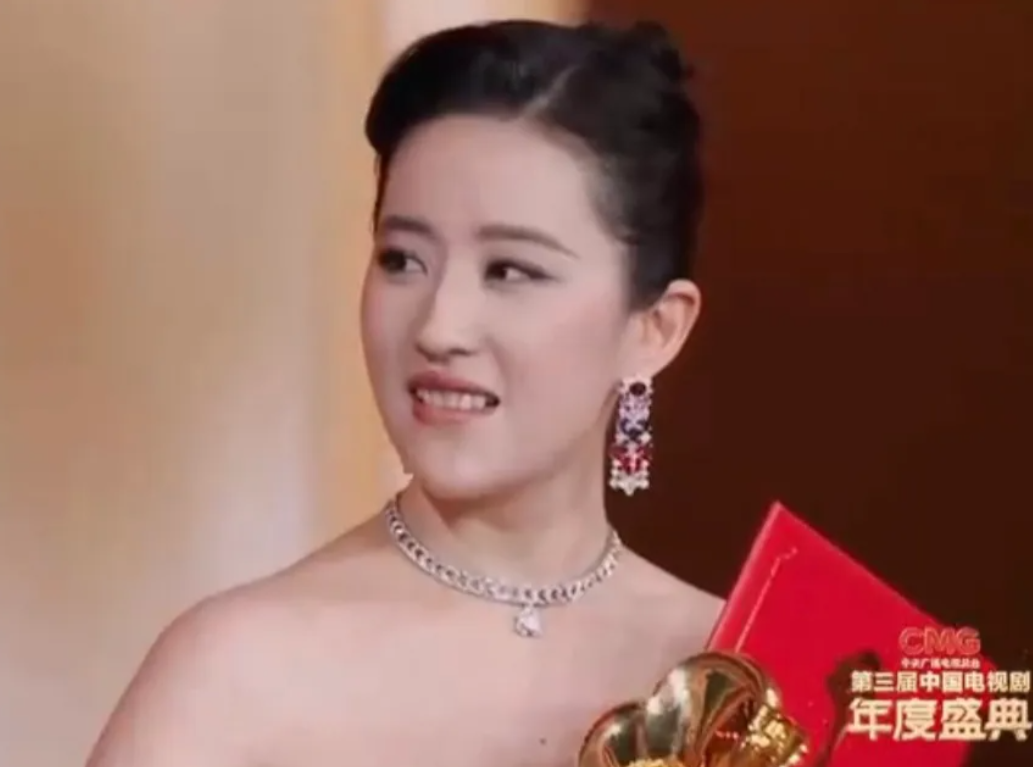 宋佳刘亦菲好消息！1月29日，宋佳刘亦菲同时荣获中国电视剧年度盛典“年度女演员”