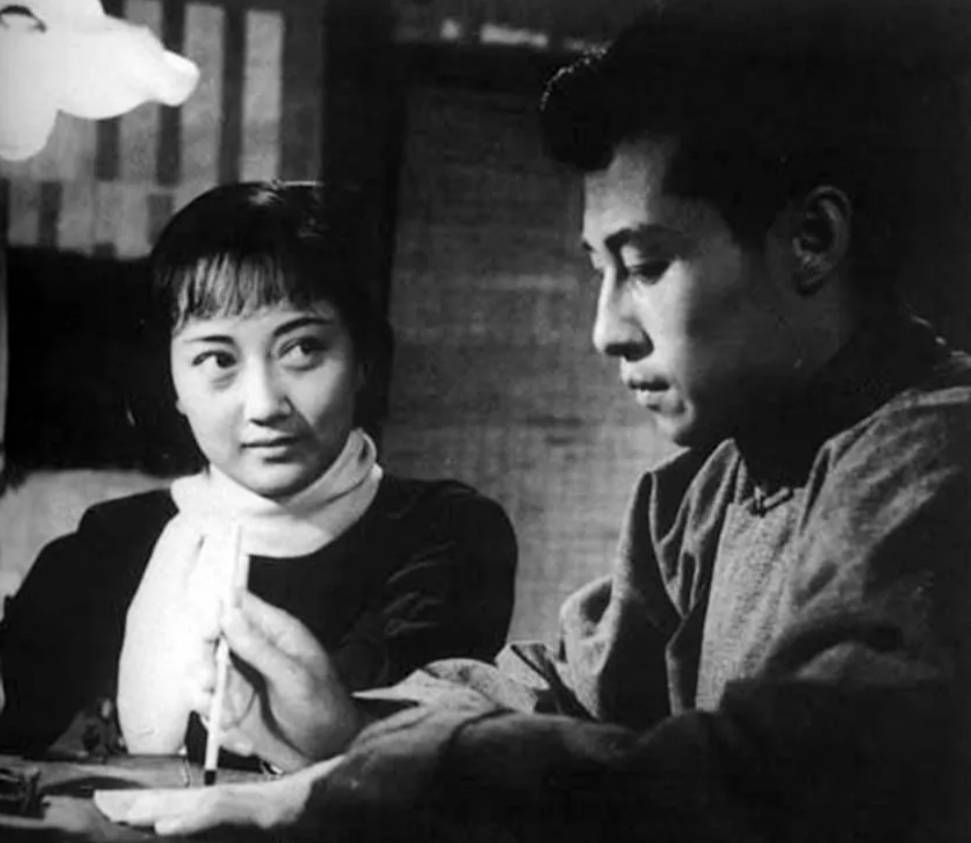 这是一部老电影的精彩瞬间，该片拍摄于六十年代初。照片中的两位俊男靓女，是影片中的