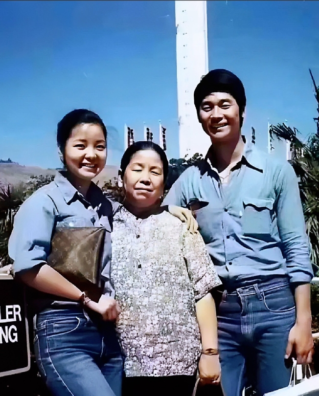 1978年，美国洛杉矶，邓丽君和母亲赵素桂及哥哥邓长富的珍贵合影。镜头下的邓丽君