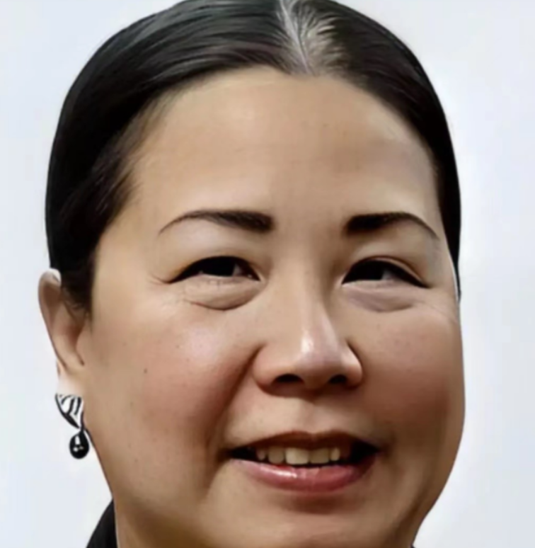 “我是美国人，我不帮美国，难不成还帮中国啊？”谁能想到，看起来慈祥的“中国阿姨”