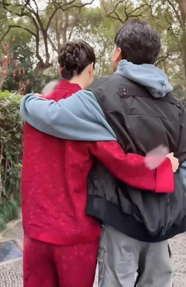 林依轮与妻子手牵手肩并肩前行，而他们的大儿子林子濠则跟在后面，为他们记录下这一刻