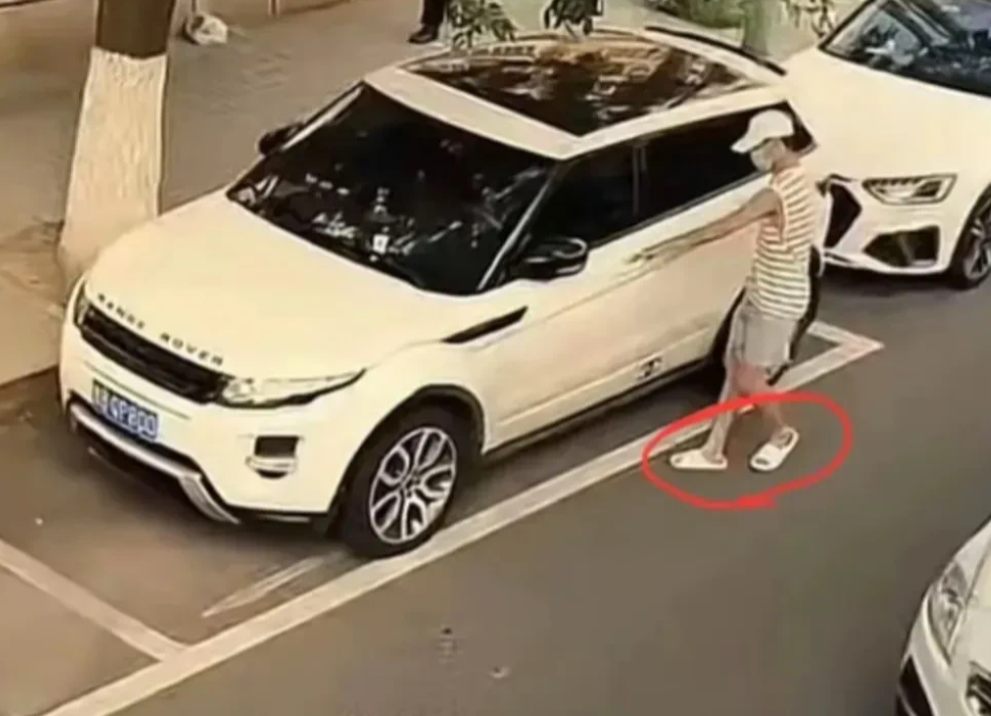 青岛的一名在崂山区涉嫌暴力行为的女性驾驶员所驾驶的路虎车辆，在青岛市市北区金坛路