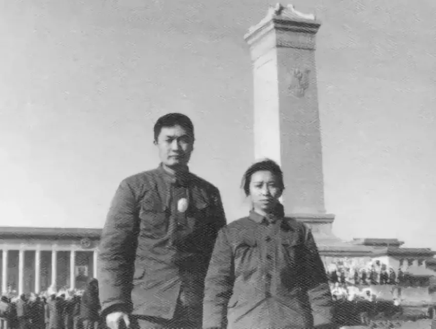 1976年1月，陈小鲁与妻子粟惠宁在天安门广场的合影，刚参加完周总理的追悼会。优