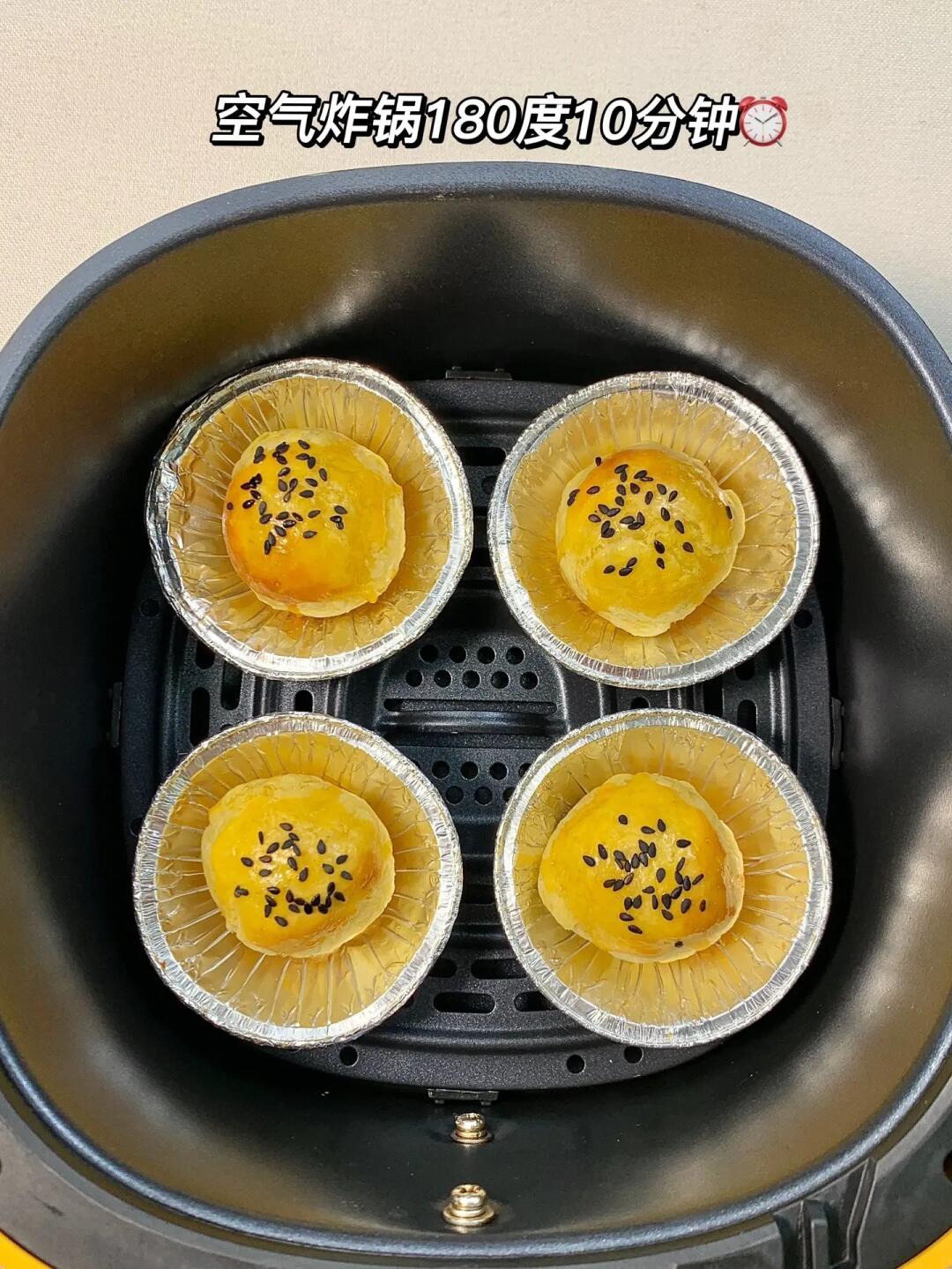 空气炸锅脆皮汤圆来了～做法1⃣️蛋挞皮解冻后把汤圆包裹起来，表面刷上蛋黄液，撒上