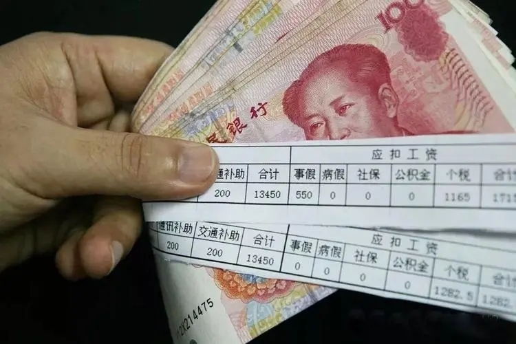 浙江杭州，男子和女同事恋爱同居五年，为了表示诚意，他把工资卡全部交给女友保管，女