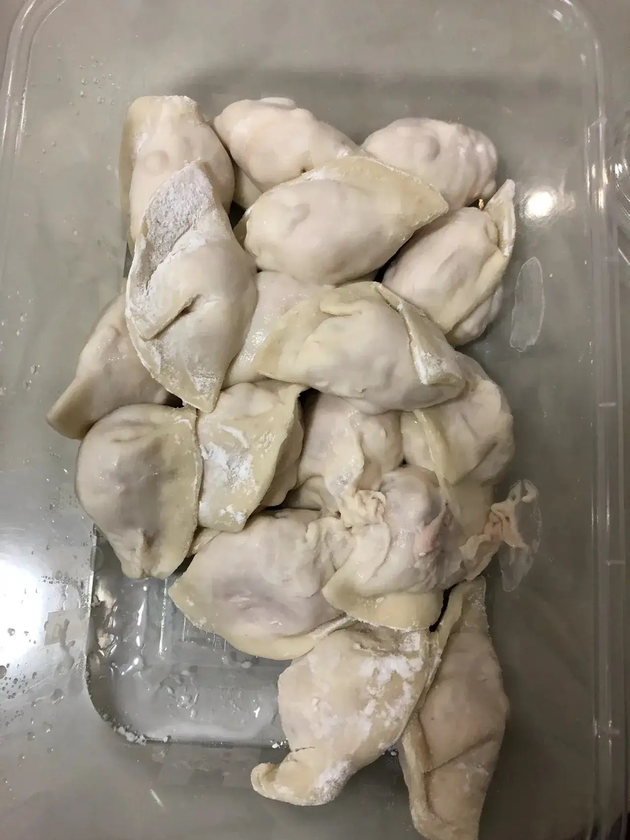 我真是服了我家那口子了，昨晚也不知道哪根筋搭错了，没有下锅的外卖饺子，居然给放进