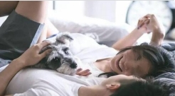 天津一女子，因生活拮据付不起房租，于是向大自己16岁的男房东示爱，没想到男房东也