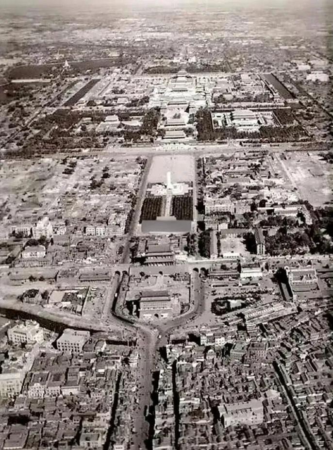 1959年，大会堂即将落成，在苏联专家的“建议”下，拆除了中华门。在北京内城九门