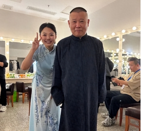 德云社演员赵芸一，一直怀揣舞台梦。深夜他发文晒出北展跨年合影照。对很多德云弟子来