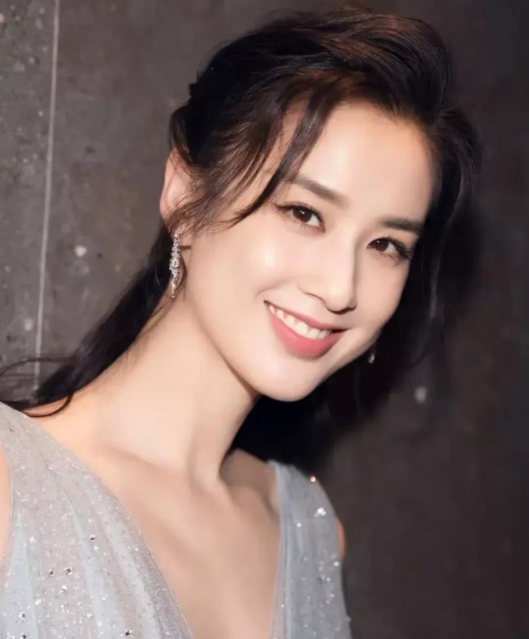 黄圣依这个人很奇怪 难道没情绪 也不懂反抗的吗