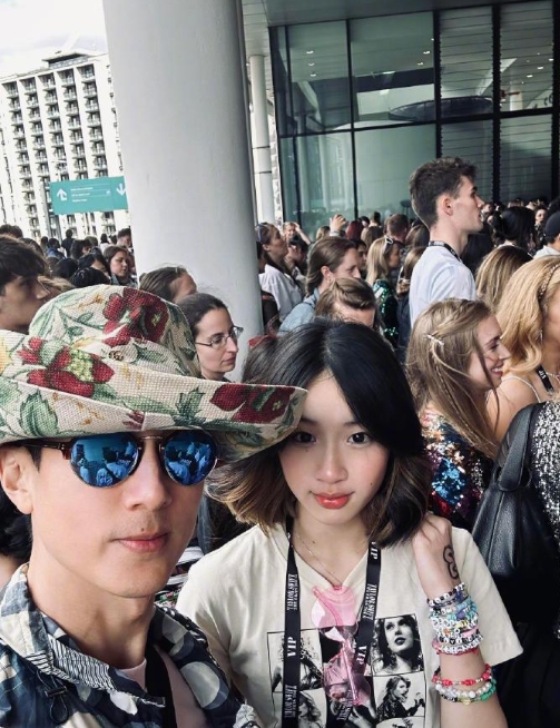 吴尊陪NeiNei排队7小时看霉霉演唱会