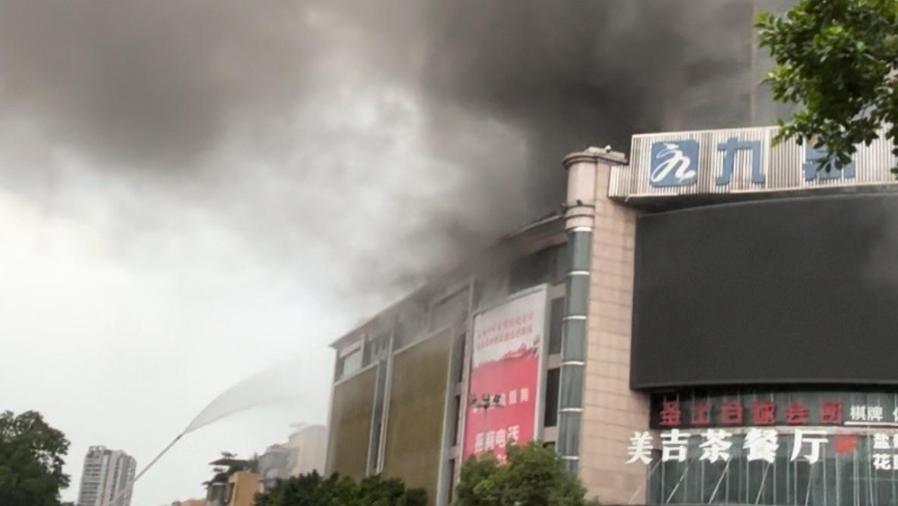 昨日，百货大楼突发大火，已致16人遇难