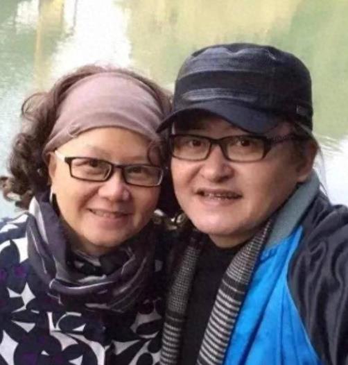 刘欢作为华语乐坛殿堂级人物，多年来用众多经典作品征服听众。此次他与妻子惊喜亮相春