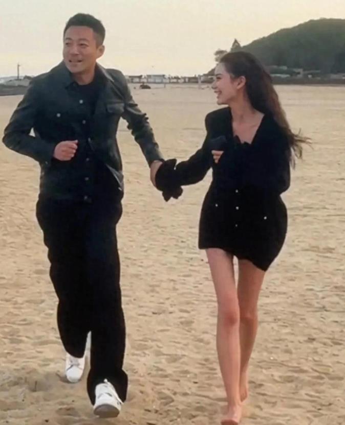 马筱梅找婆婆张兰好友设计中式婚纱礼服，郭培老师那是超级认真地在讲解。
 
超级期