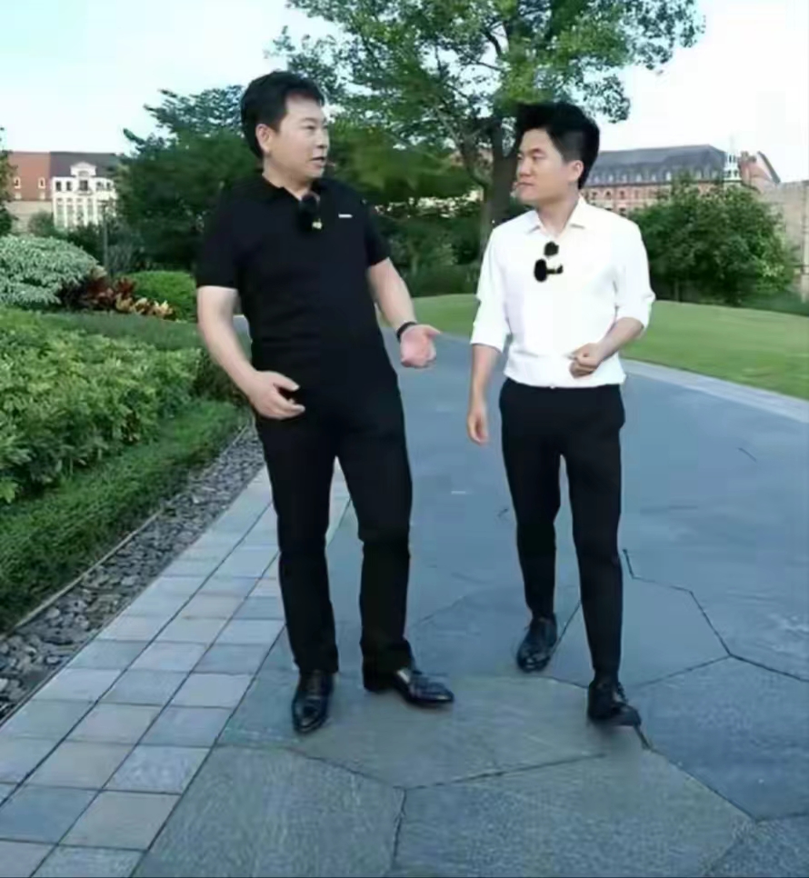 7月15日晚，余承东和董宇辉对谈全程精彩语句汇总：
1. 华为有一个床垫文化，许