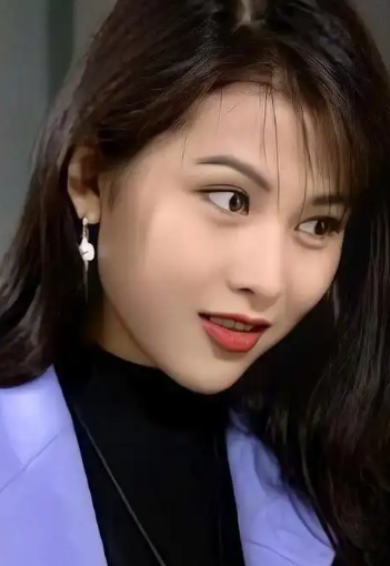 张晋和蔡少芬这夫妻俩，无美颜无滤镜真实出镜。

这才是中年夫妻最真实的状态。
