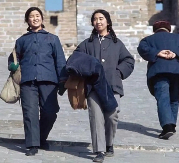 七十年代，为什么是我国生育的顶峰期？
1.多子多福的观点是深入人心的。
2.大家