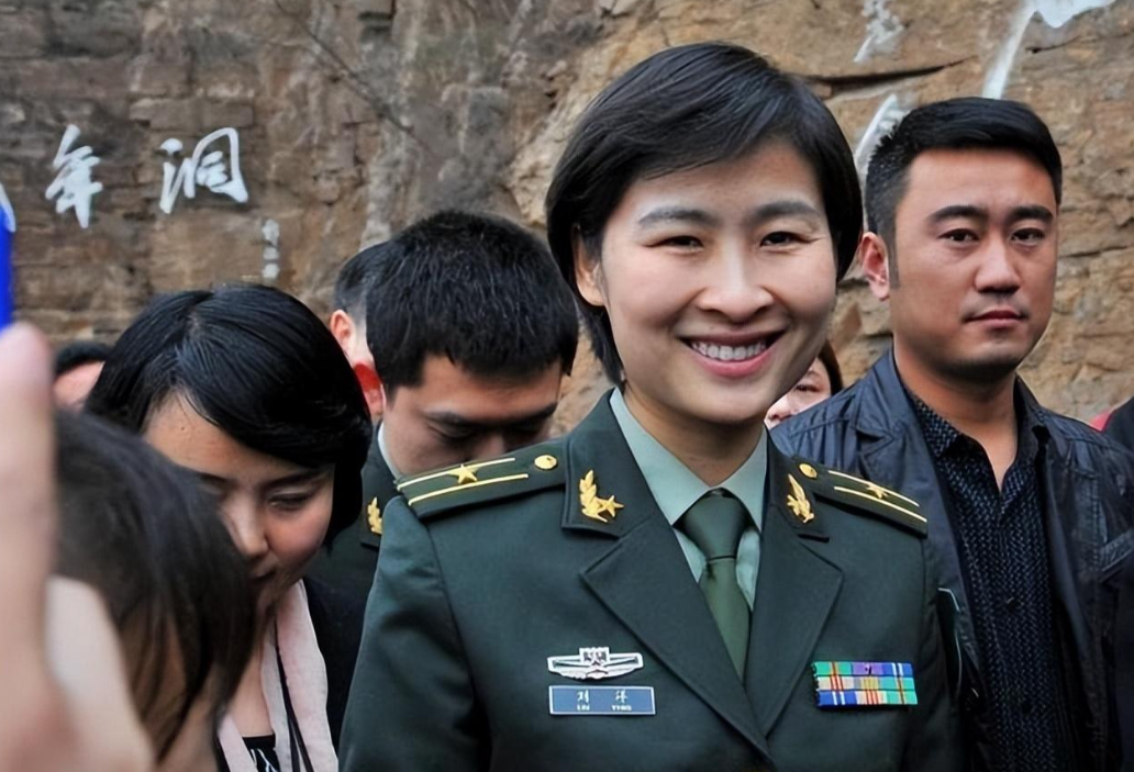 中国首位女宇航员刘洋，就在她第一次上太空前夕，丈夫却带着父母神秘消失，刘洋心急如