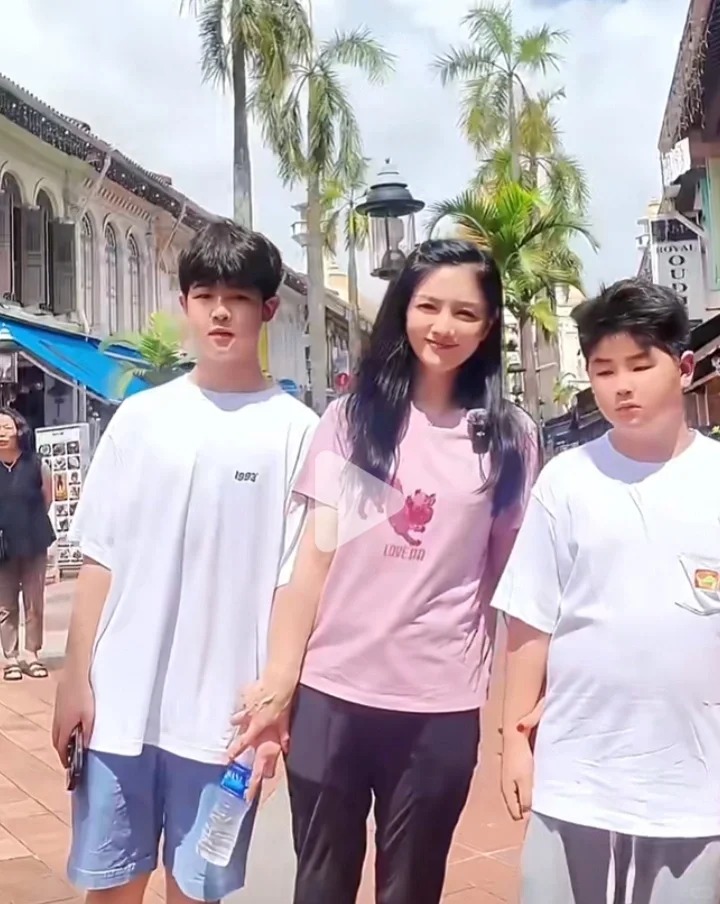 救命❗为啥感觉小鱼儿不太自信啊？？
胡可带着两个儿子去新加坡旅游了，她开心的分享