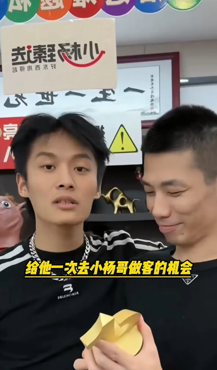 旭旭宝宝这波操作也属于正常，主动出来爆料去年和小杨哥卖过美诚月饼，先自黑一下，让