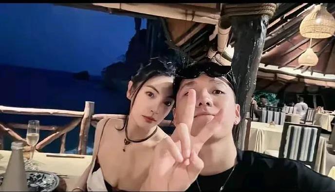 张雨绮小男友在社交平台上官宣恋情。
可是网友并不看好两个人的未来。
一是因为张雨