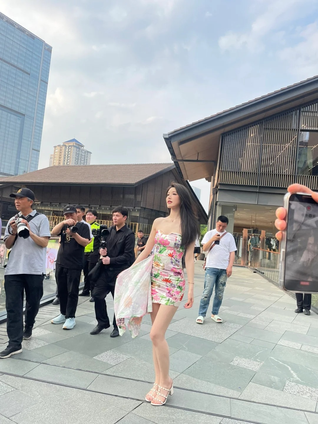 这哪位网红？
一大群人追着拍，还有保安护驾