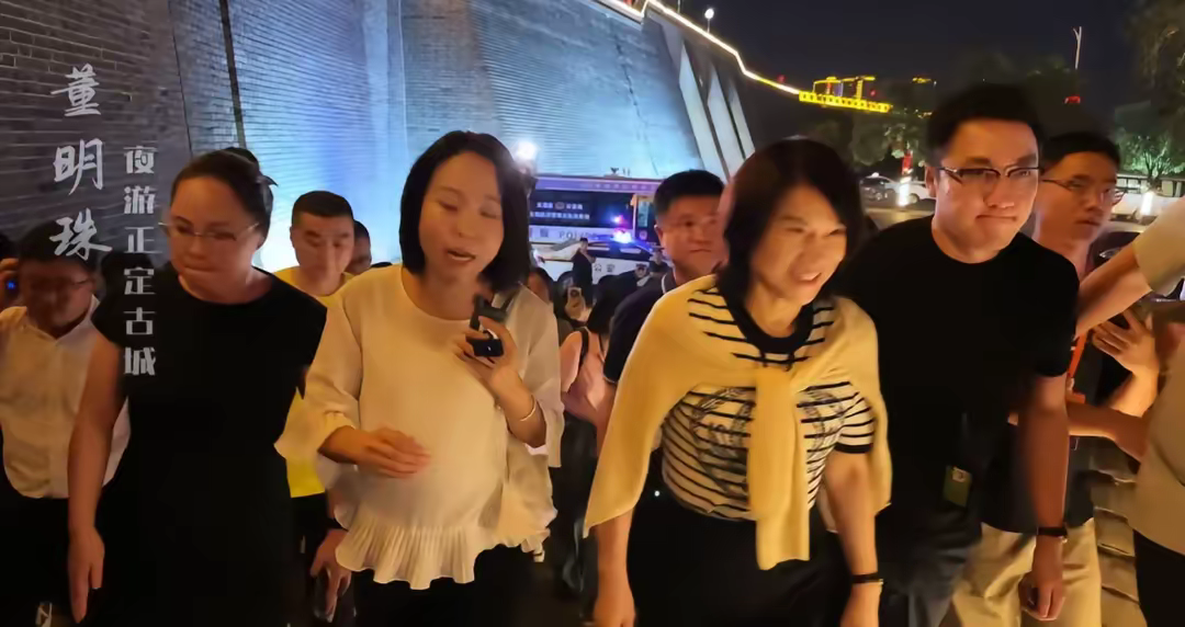 近日，董明珠夜游正定古城，面带笑容，心情非常好，王自如依然是不离左右，像极了护花