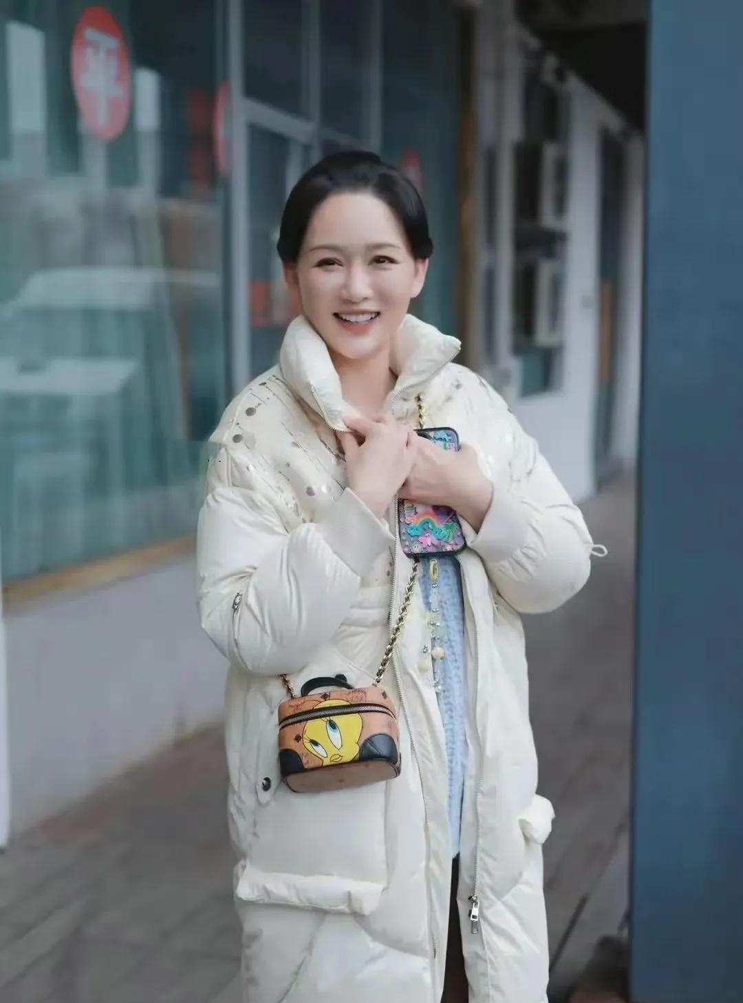 陈乔恩已经穿上了厚厚的羽绒服了，女神就算穿厚厚的衣服很臃肿也比我们普通人好看很多