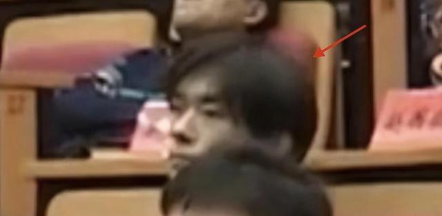 北京这一夜，坐在吴京前面的陈道明，让所有人见识了他的江湖地位（吴京给成龙拜年）-第9张图片-九妖电影