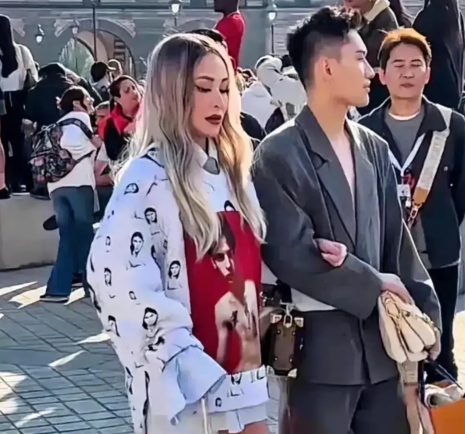 萧亚轩，那个45岁的音乐女神，竟然被拍到和小鲜肉一起逛街，而且她的拐杖上镶满了钻