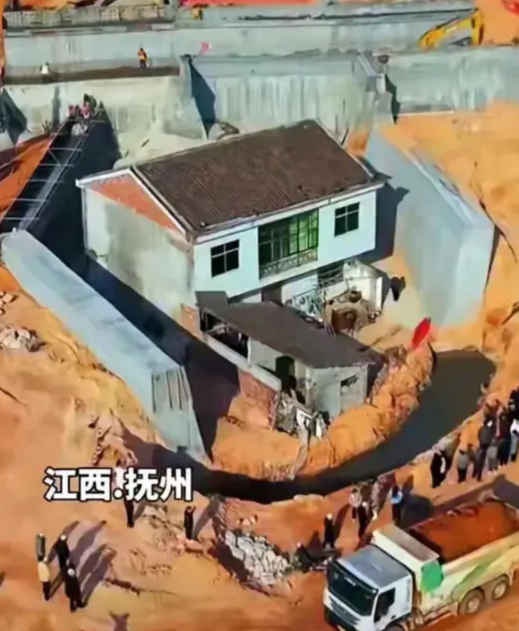 悲哀！江西抚州金溪之眼火了，众人纷纷围观打卡。原因是一户人家因为修路拆迁谈不拢，