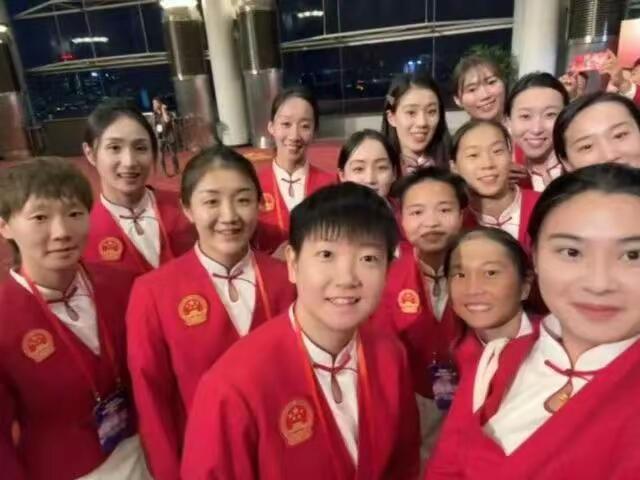 全红婵与陈艺文的温馨互动