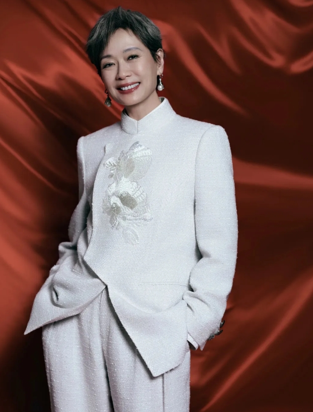 她是第一个直接不染发，白发苍苍去春晚表演的女明星了吧？比她大10岁的赵雅芝都把头