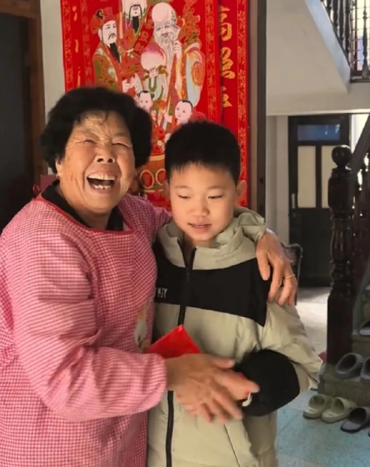 厉怀远带着妻儿回到浙江老家。刚见面的瞬间，奶奶就激动地抱住重孙子，这绝对厉怀远的