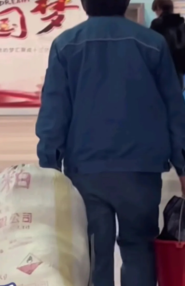 今天，我们村的一个光棍从北京打工回来，进了村，看见村里人在路边晒太阳。他掏出他的