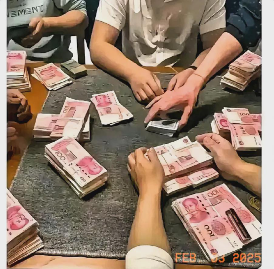 大年三十那晚，本该是全家吃团圆饭。我爸拉着二叔、三叔围在麻将桌前，哗啦哗啦的洗牌