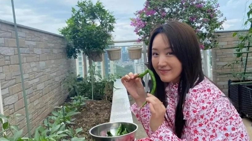 杨钰莹现状：住深圳豪宅，穿碎花裙皮肤光滑，在自家楼顶种菜