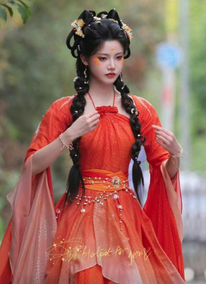 现在的古装剧都这么开放了吗？连肚兜都可以外穿了
