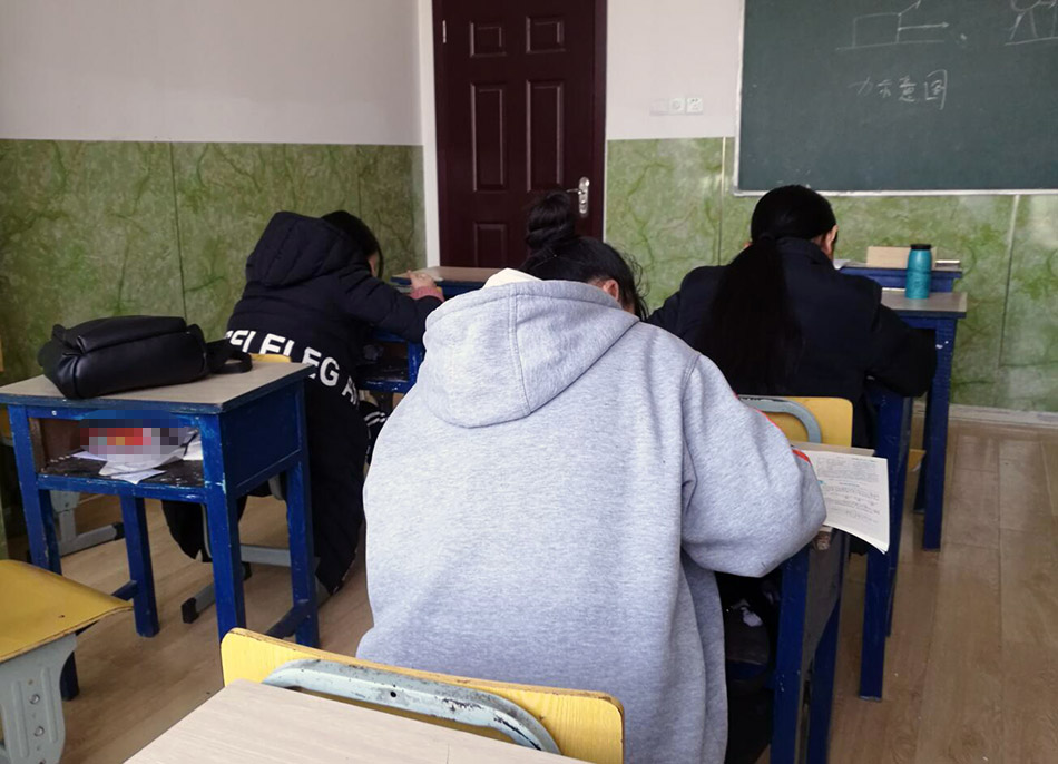 对高中生来讲，积极的心理暗示是必不可少的。这方面有一些比较通用的做法。比如每天早