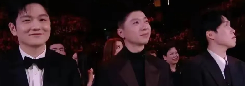 这三位才是真正的顶流，阳光干净，帅气逼人，奋进努力上进，最闪耀的存在！
不比不知