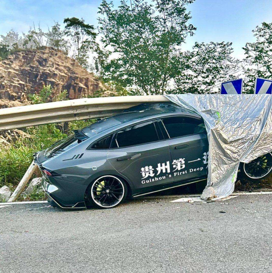 贵州第一什么？还好有护栏在