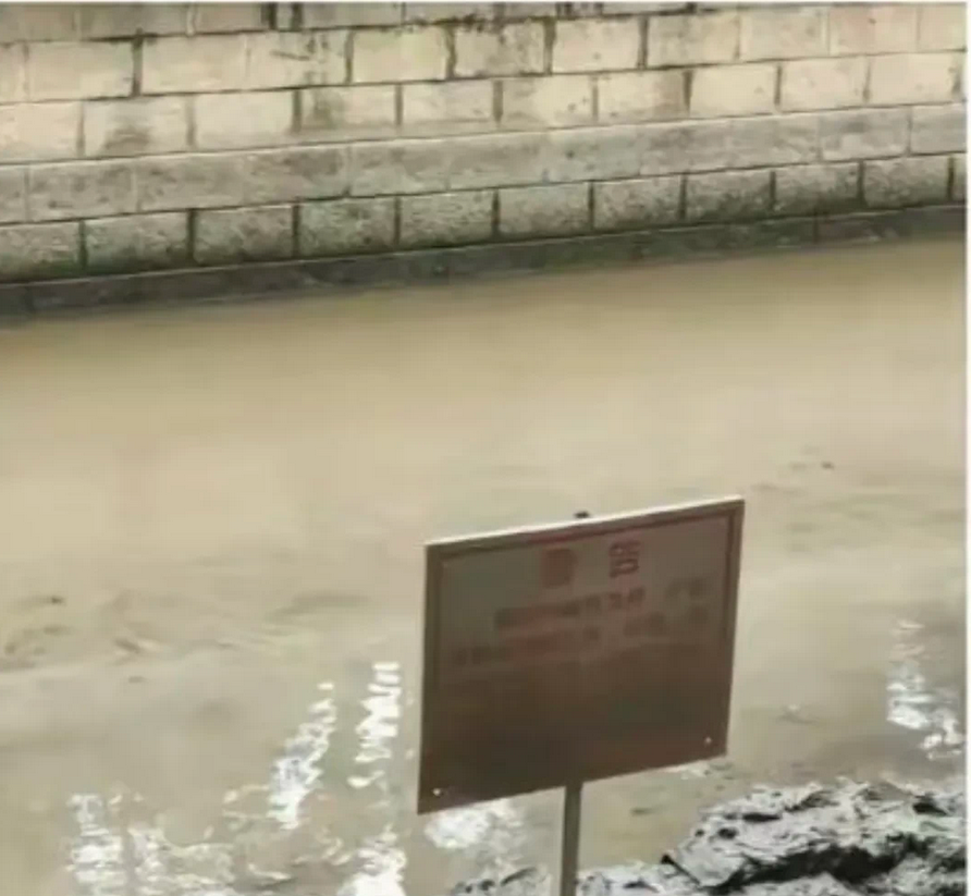 不懂就问，为什么龙舟不用的时候要埋在河底，用的时候又要挖出来，这样挖了埋，埋了挖