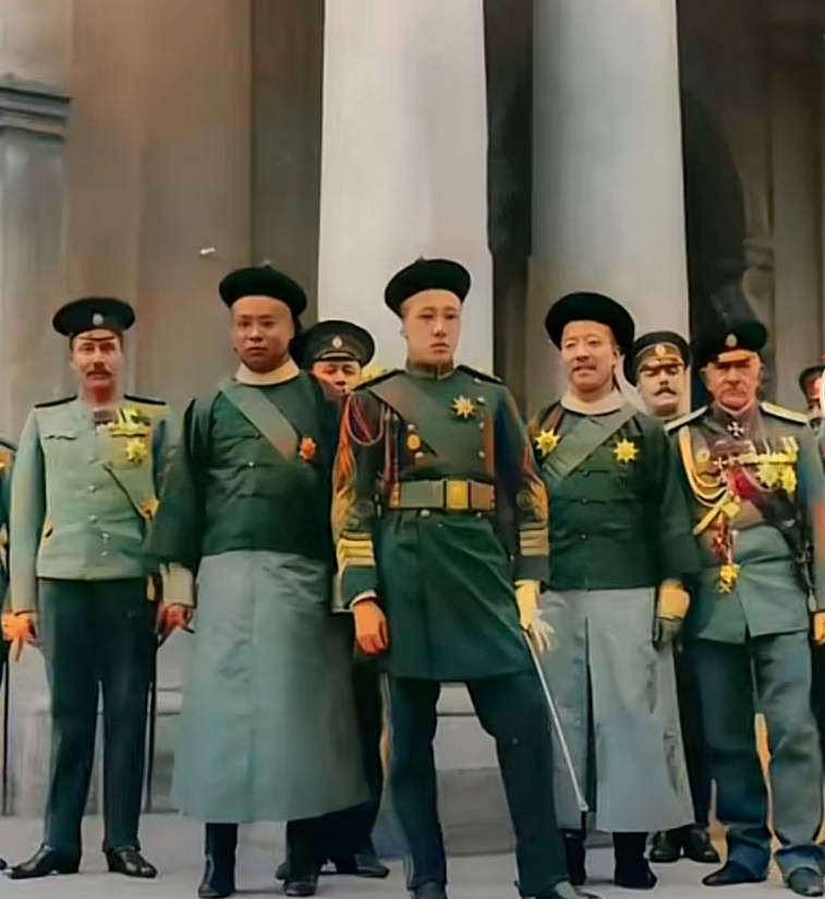 下图居中戎装者是末代王爷、溥仪的七叔载涛。他与溥仪关系极好，却为了国家大义始终未