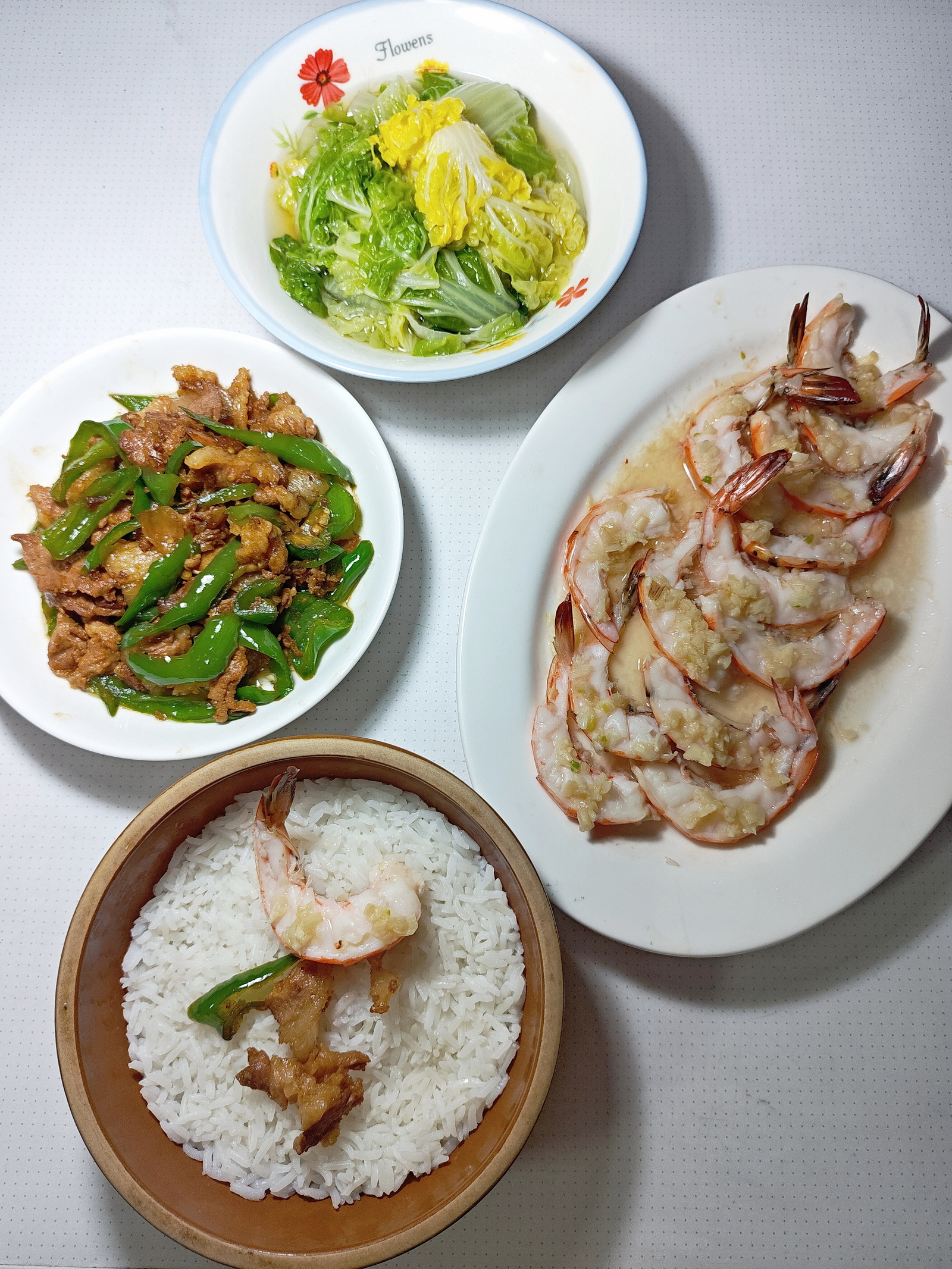 晚餐，蒜蓉蒸开边虾，辣椒炒肉，煮银丝白菜，蒸米饭。蒜蓉蒸虾真好吃，我只用了蒜蓉，