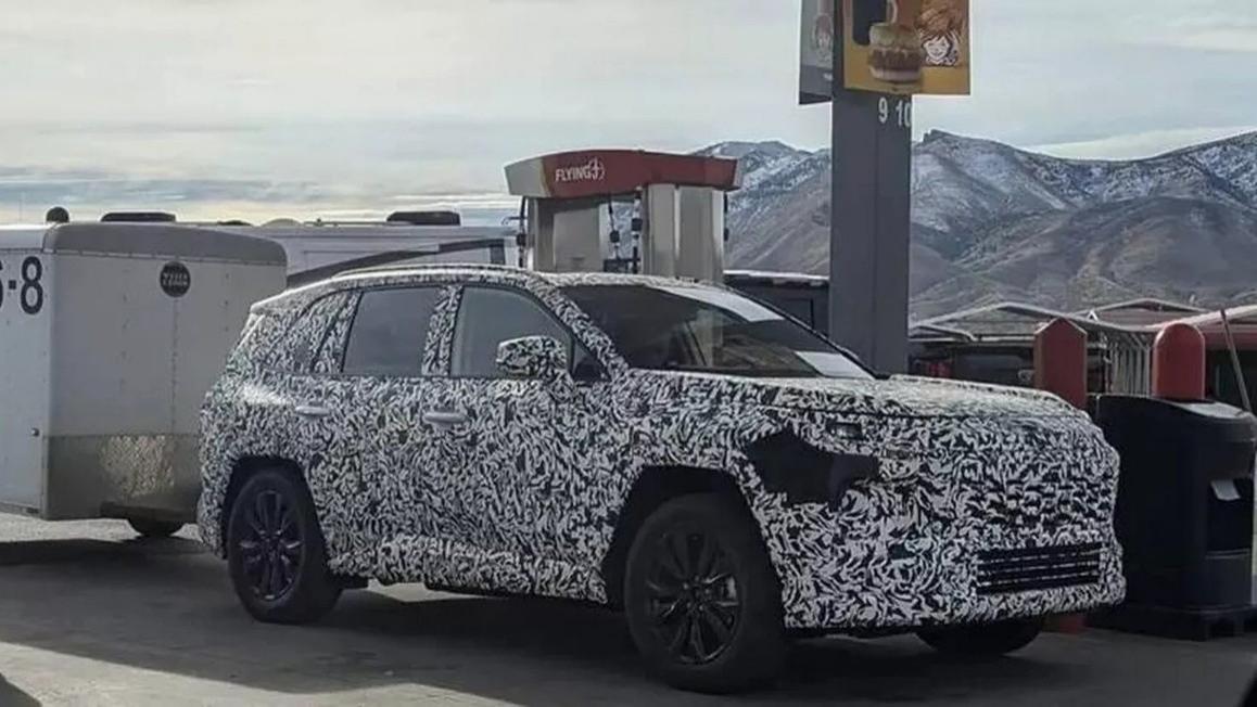 换凯美瑞前脸？丰田“新RAV4”路试曝光，尺寸加长成定局！