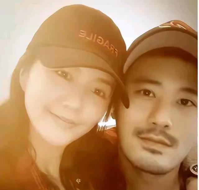 原来，谭维维已经结婚了！
经历了前男友之后，她的新男友已经求婚并且结婚了，这让人