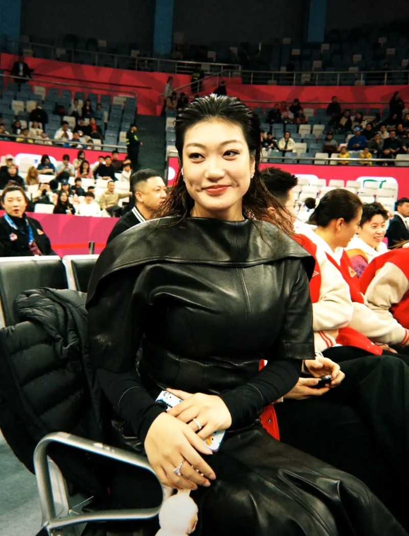 看了李梦在WCBA上的独特打扮，就明白她为什么会冒天下之大不韪毅然和张隆在一起！
