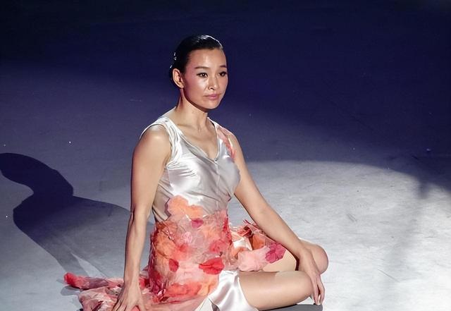 春晚至今后悔邀请她，捧了个“白眼狼”，导演：当时我都不想活了（春晚道歉事件）-第5张图片-九妖电影