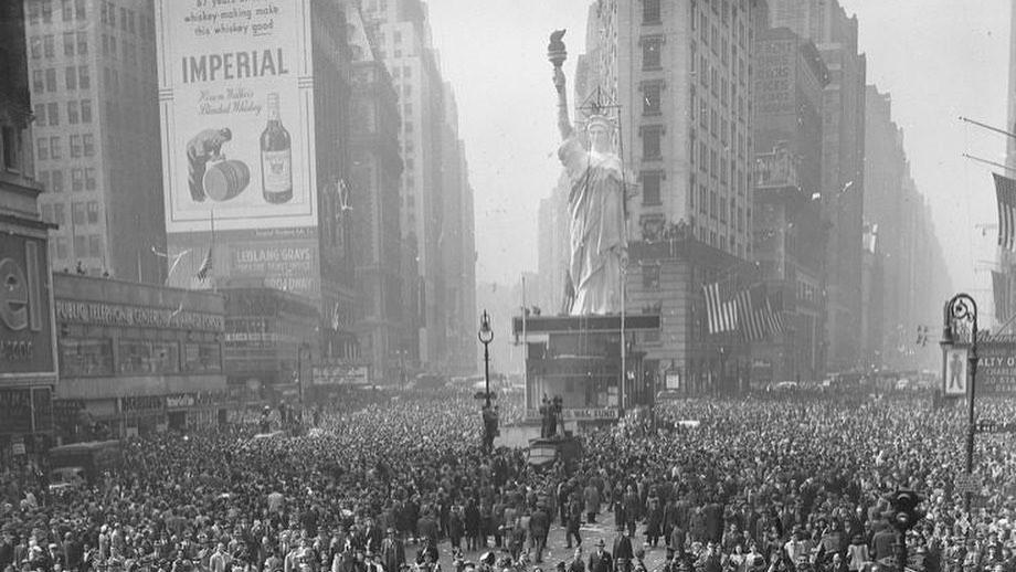 胜利日的欢庆：1945年5月7日，纽约时代广场的人群
