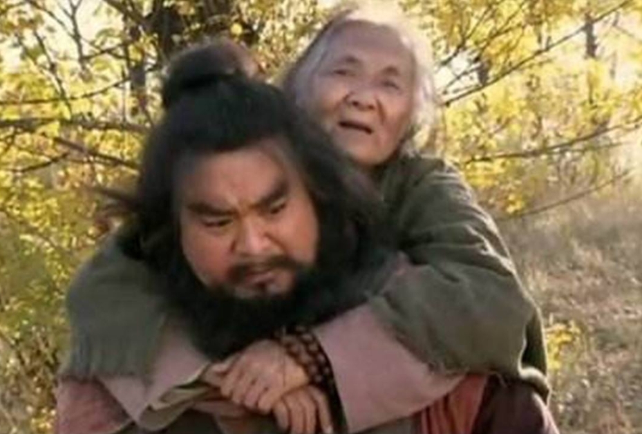 读了一辈子《水浒传》后，越来越发现这些细节很不对味。
1.李逵的母亲被老虎吃了，